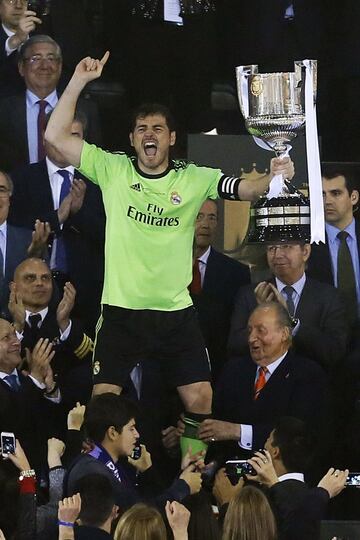 Final de la Copa del Rey en Mestalla. El Real Madrid ganó 1-2 al Barcelona con goles de Di María y Bale para los blancos y Marc Bartra para los catalanes. En la imagen, Iker Casillas levanta el trofeo.