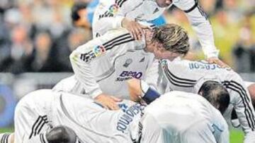 <b>EL EQUIPO, UNA PIÑA</b>. Los jugadores del Real Madrid se agolpan alrededor de Diarra, que acababa de conseguir el tercer gol de los blancos al aprovechar una magnífica asistencia de Raúl desde la derecha. El Madrid da sensación de equipo sólido y comprometido y ayer volvió a demostrarlo durante el partido. Las líneas están juntas: atacan todos y defienden los mismos. Buena noticia.