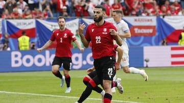 Mikautadze celebra un gol con Georgia.