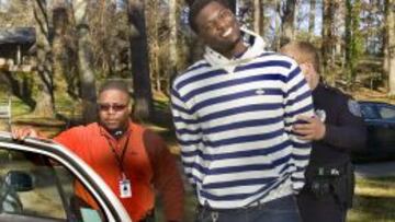 Rolando McClain sonriendo a cámara en una detención policial.