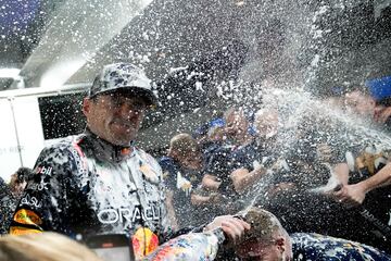 El piloto de Red Bull, Max Verstappen, celebra la victoria en el campeonato de Fórmula 1 con su equipo después de la carrera de autos del Gran Premio de Las Vegas.
