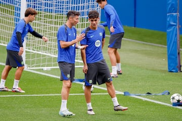 Lewandowski gives advice to Hector Fort during a Barcelona training session.