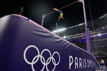 Armand Duplantis tuvo una participación magnífica en la prueba de salto con pértiga e impuso récord al registrar una altura de 6.25m en el Stade de . REUTERS/Aleksandra Szmigiel