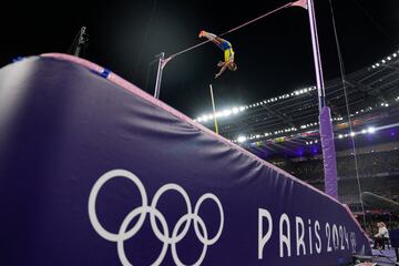 Armand Duplantis tuvo una participación magnífica en la prueba de salto con pértiga e impuso récord al registrar una altura de 6.25m en el Stade de France. REUTERS/Aleksandra Szmigiel