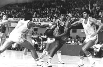 Juan Antonio Orenga jugando con el CD Cajamadrid en el que estuvo tres temporadas. En la imagen contra el Real Madrid de Fernando Martín. 
