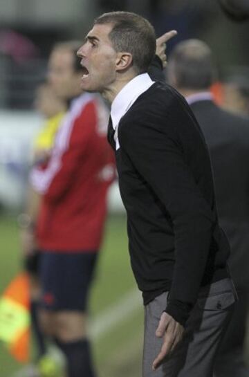 El entrenador del Eibar, Gaizka Garitano, da instrucciones a sus jugadores durante el partido de la vigésima quinta jornada de Liga de Primera División.