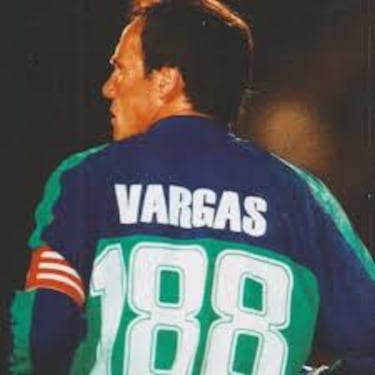 El portero chileno Sergio 'Superman' Vargas usó el dorsal 188 en 2001 como parte de un acuerdo publicitario con Telefónica Chile, ya que 188 era su código de larga distancia nacional. El club autorizó su uso pese a cierta controversia sobre la normativa de numeración.