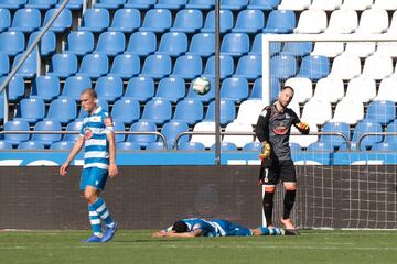 El Deportivo fue la víctima más afectada del brote de coronavirus en el Fuenlabrada. Sin embargo, ese último partido, con desigualdad de condiciones respecto a los equipos con los que se jugaba la permanencia, no borra la temporada negra del conjunto gallego en Segunda. El club intentó hasta el último momento agotar todas sus balas para salvar el infierno de Segunda B, como solicitar formalmente ante la RFEF el descenso del Fuenlabrada por “reiterados incumplimientos”. No obstante, ninguna de sus acusaciones llegó a buen puerto, y el Deportivo jugó el partido ante el Fuenlabrada con el descenso ya certificado. Así, y después de 39 años en Primera y Segunda División, el Depor se convirtió en nuevo equipo de la categoría de bronce del fútbol español. Asimismo, el equipo blanquiazul pasó a ser el primer campeón de LaLiga en descender a Segunda División B en los últimos 73 años.