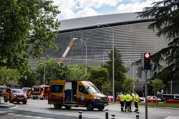 La fuga se ha producido a las 8.30, cuando los operarios de estas obras han perforado por error una tubería del gas. 