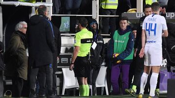 El árbitro del Fiorentina 3-3 Inter de Milán, revisando una jugada con el videoarbitraje.