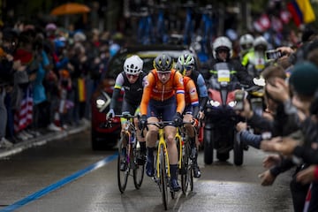 Ruby Roseman-Gannon, Riejanne Markus y Marianne Vos en el Mundial de gravel.