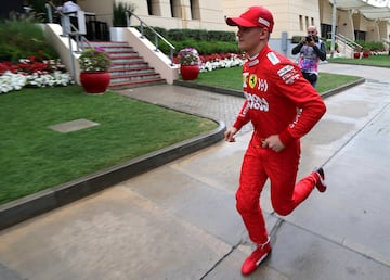 Mick Schumacher qued¨® segundo en su debut con el Ferrari SF90 en los test de Bahr¨¦in, s¨®lo por detr¨¢s del piloto neerland¨¦s Max Verstappen.