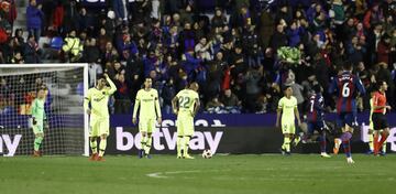 2-0. Desolación de los jugadores del Barça tras el segundo gol de Borja Mayoral.