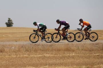 Sergio Román, del Caja Rural; Diego Rubio, del BH Burgos, y Xabier Azparren, del Euskaltel, ruedan en la escapada del día entre Caleruega y Burgos.