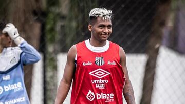 Alfredo Morelos durante un entrenamiento de Santos.