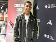 Hugo Sotelo posa para AS en la tienda de Fútbol Emotion en el Centro Comercial Gran Vía de Vigo.