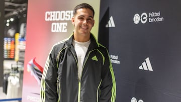 Hugo Sotelo posa para AS en la tienda de Fútbol Emotion en el Centro Comercial Gran Vía de Vigo.
