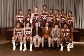 Rayas rojas, azules y blancas (como la bandera de Estados Unidos), en el modelo que lució el Oeste en el All Star de New Jersey de 1980.