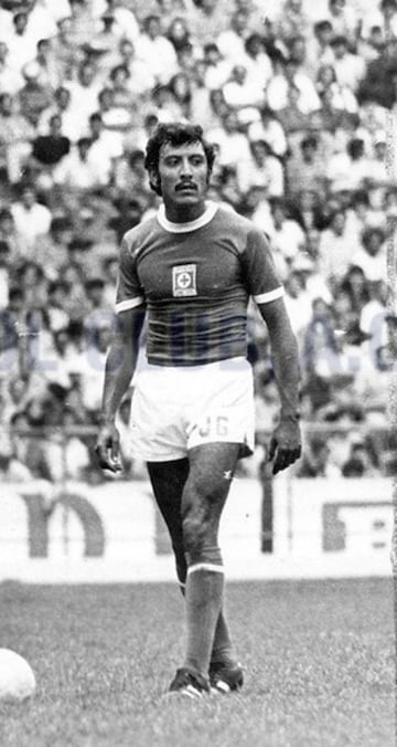 El zaguero es una de las figuras históricas del Cruz Azul. Guió la retaguardia de la época dorada 'cementera', en la que ganó seis títulos de liga. También jugó para Pumas, Veracruz y la Selección Mexicana. Es el '3' más destacado en la historia de 'La Máquina'. Murió en 2014.