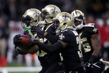 El cornerback novato Marshon Lattimore ha sido una de las razones por la que los Saints han retomado protagonismo. Pero el domingo 24 de diciembre se adueñó de los reflectores con algo que no se ve todos los días. O nunca.   En un duelo crucial ante los Falcons, en el segundo cuarto Matt Ryan intentó conectar con el receptor Marvin Hall en una ruta cruzada por el centro del campo. Hall no pudo quedarse con el balón, que rebotó suavemente para aterrizar en el trasero, posterior, derriere, nalgas o como le quieran decir, de Lattimore, quien no perdió la concentración, ni la dignidad, quedándose con el ovoide.   Ni Mark Sanchez lo podría haber hecho mejor.