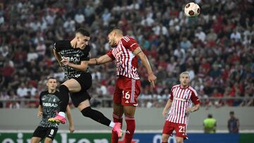 Freiburg's Hungarian midfielder #22 Roland Sallai (L) jumps to head the ball with Olympiacos' Argentinian defender #16 Nicolas Freire during the UEFA Europa League group A football match between Olympiacos FC and SC Freiburg at the Karaiskakis Stadium in Piraeus on September 21, 2023. (Photo by Aris MESSINIS / AFP)