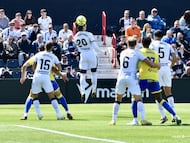 Campaña disputa un balón aéreo.