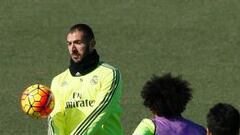 Benzema controla un bal&oacute;n en el entrenamiento de este s&aacute;bado.