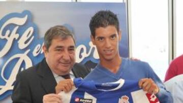 <b>DE BLANQUIAZUL. </b>Diogo Salomão se presentó ayer con la nueva camiseta del Deportivo.