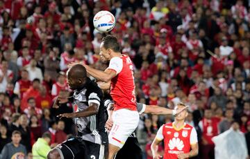 Santa Fe y Millonarios se enfrentaron en el estadio El Campín por la décima fecha de la Liga Águila II-2017, jornada de clásicos regionales en el fútbol colombiano.