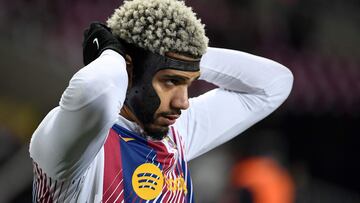 Barcelona's Uruguayan defender #04 Ronald Araujo adjusts his protective mask before the start of the Spanish league football match between FC Barcelona and UD Almeria at the Estadi Olimpic Lluis Companys in Barcelona on December 20, 2023. (Photo by Josep LAGO / AFP)