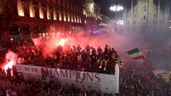 Soccer Football - AC Milan celebrate winning Serie A - Milan, Italy - May 23, 2022 AC Milan fans celebrate with the team during the victory parade REUTERS/Flavio Lo Scalzo
