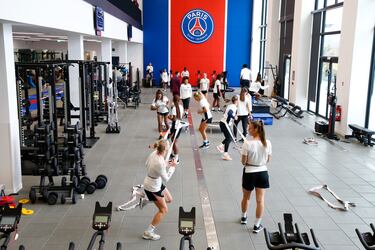 Jugadoras entrenando en el gimnasio.  