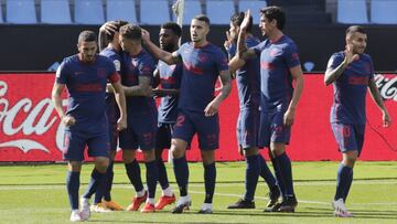 Los futbolistas del Atlético celebran el 0-1 de Luis Suárez.