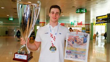 Álvaro Granados, en el aeropuerto de El Prat, con la portada de AS.