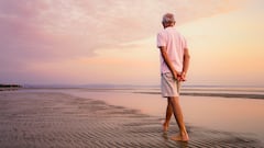 Si te pones las manos en la espalda al caminar, la psicología dice que tienes estos rasgos comunes