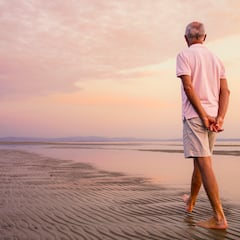 Si te pones las manos en la espalda al caminar, la psicología dice que tienes estos 3 rasgos comunes