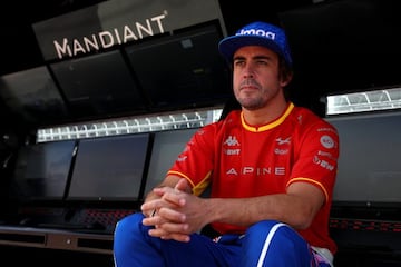 Fernando Alonso, con la camiseta del GP de España.