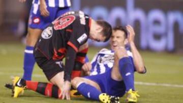 Momento en que Iago Aspas da un cabezazo a Marchena durante el derbi gallego.