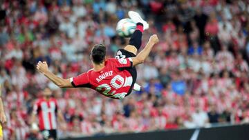 El delantero del Athletic de Bilbao, Aritz Aduriz, durante un partido.