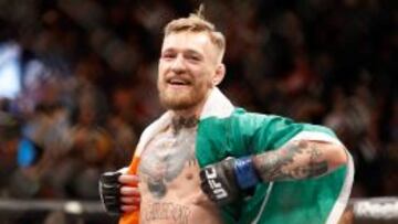 McGregor celebra la victoria contra Jose Aldo envuelto en la bandera irlandesa.