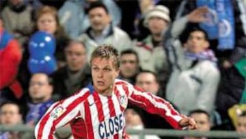 <b>BÁSICO EN LA BANDA. </b>Jesper Gronkjaer siempre crea peligro en la banda derecha del Atlético.