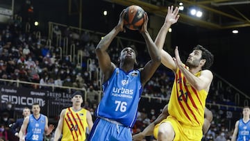 Bassala Bagayoko frente a Abrines en un Fuenlabrada-Barcelona.