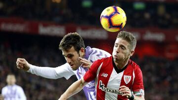 GRAF1822. BILBAO, 22/02/2018.- El centrocampista del Athletic de Bilbao, Iker Muniain (d) y el defensa del Valladolid Kiko Olivas durante el partido correspondiente a la decimos&eacute;ptima jornada de Primera Divisi&oacute;n disputado en San Mam&eacute;s