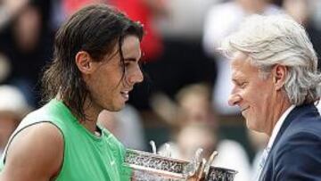 <b>EN 2008. </b>Borg fue el encargado de entregar la Copa a Nadal en 2008.
