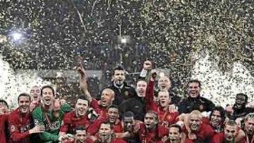 <b>DOBLETE. </b>Giggs y Ferdinand agarran la Copa de Europa mientras toda la plantilla del United celebra el título, el segundo de la temporada tras la Premier.