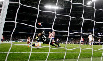 3-1. Jan Oblak, a pesar de su estirada, no puede evitar el tercer tanto del Real Madrid.