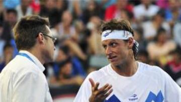 EN PLENA DISCUSIÓN. Nalbandian discutió con el juez de silla cuando no le concedió pedir el 'Ojo de Halcón' con 8-8 en el quinto set.