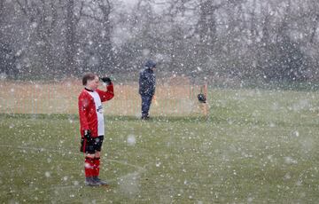 Un niño se cubre los ojos para protegerse de una tormenta de nieve inesperada durante un partido de fútbol disputado cerca de Altrincham (Gran Bretaña). A tenor de lo que se ve en la foto, el jovencito no parece achantarse, haciendo bueno el dicho de ‘Corazón alegre hace fuego de la nieve’.