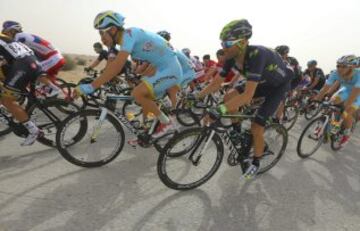 El ciclista español Alejandro Valverde, del equipo Movistar, pedalea durante la segunda etapa de la Vuelta a Qatar, disputada entre Al Wakra y Al Khor Corniche, de 187,5 kilómetros.