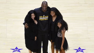 ARCHIVO - En esta fotograf&iacute;a de archivo del 13 de abril de 2016, Kobe Bryant de Los Angeles Lakers posa para fotos con su esposa Vanessa, izquierda, y sus hijas Natalia, segunda desde la derecha, y Gianna mientras est&aacute;n en la cancha despu&eacute;s de un partido de baloncesto de la NBA contra el Utah Jazz, en Los &Aacute;ngeles.